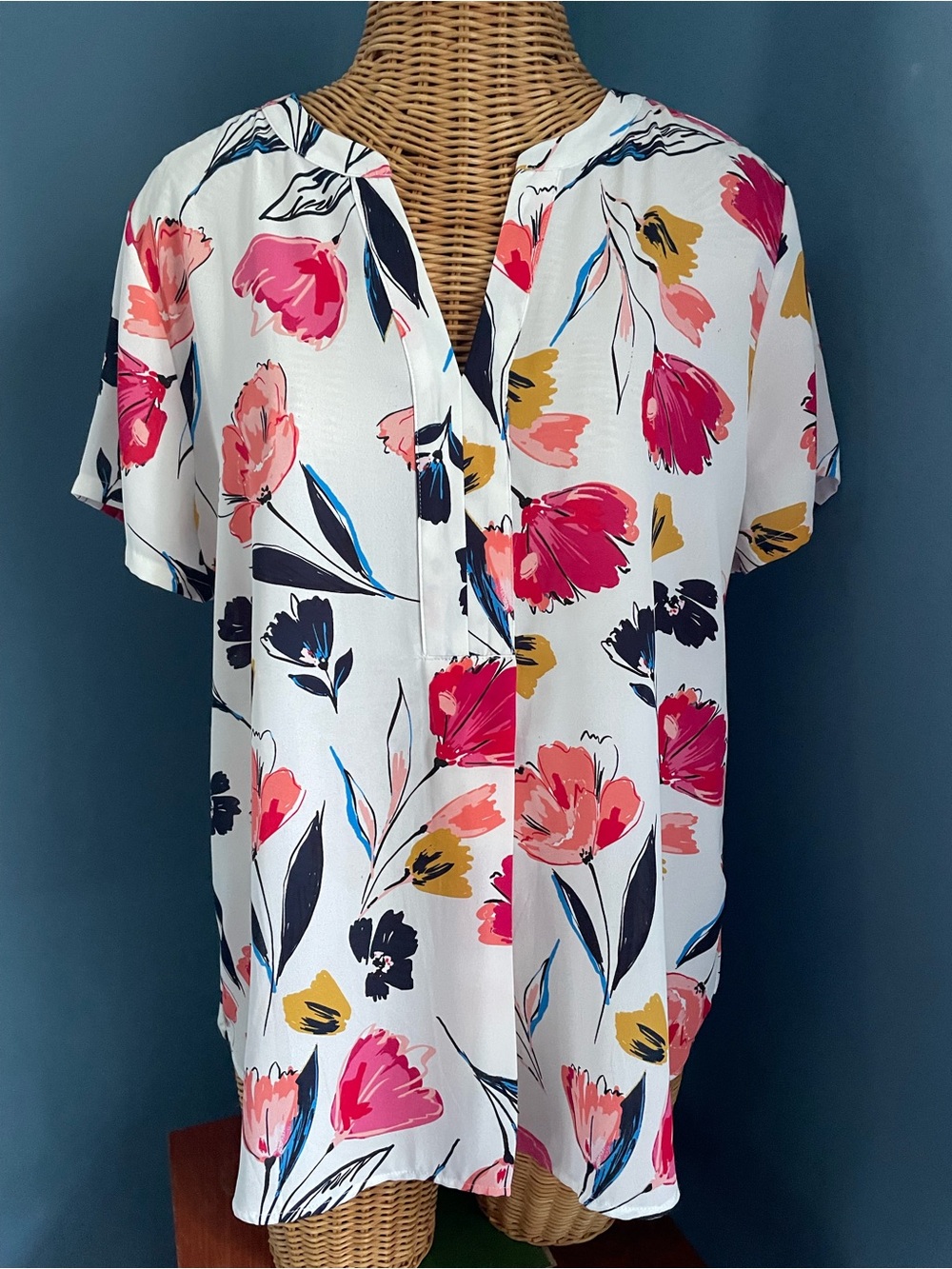 Van Heusen Short Sleeve V-split Neckline  Floral Top Size Large Multi Color